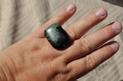 Håndlaget Ring med Rå Snowflake Obsidian