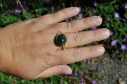Håndlaget Ring med Grønn Stein