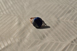 Håndlaget Ring med Lapis Lazuli