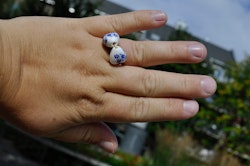 Mamma Mia-inspirert Ring med Hjerteformede Porselenperler