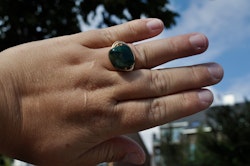 Håndlaget Ring med Mørkegrønn Stein