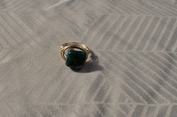 Håndlaget Ring med Mørkegrønn Stein