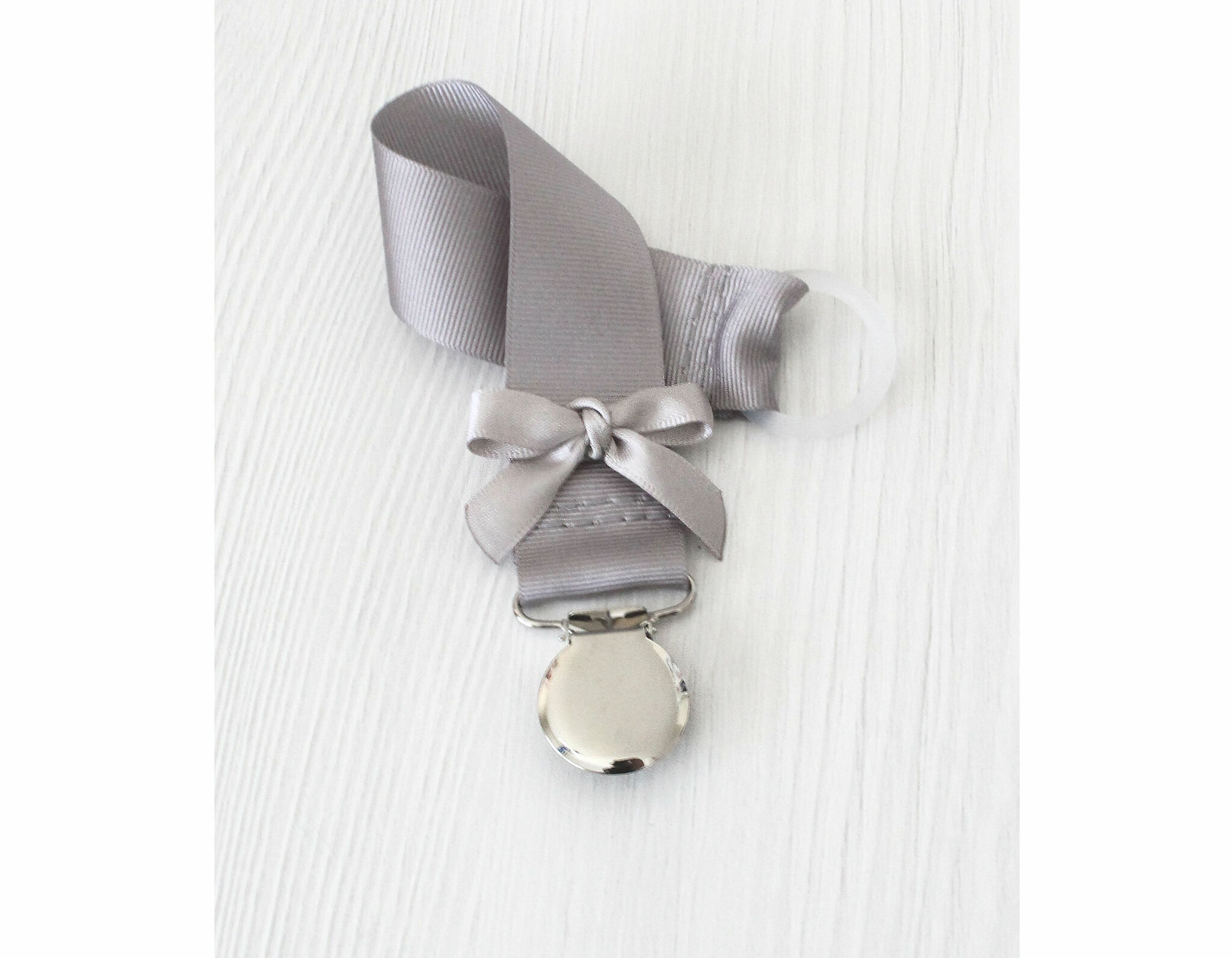Grå napphållare med ljusgrå liten rosett - silver