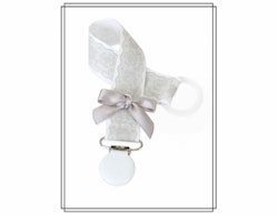 Napphållare vit med spetsmönster och liten ljusgrå rosett - vitt clip