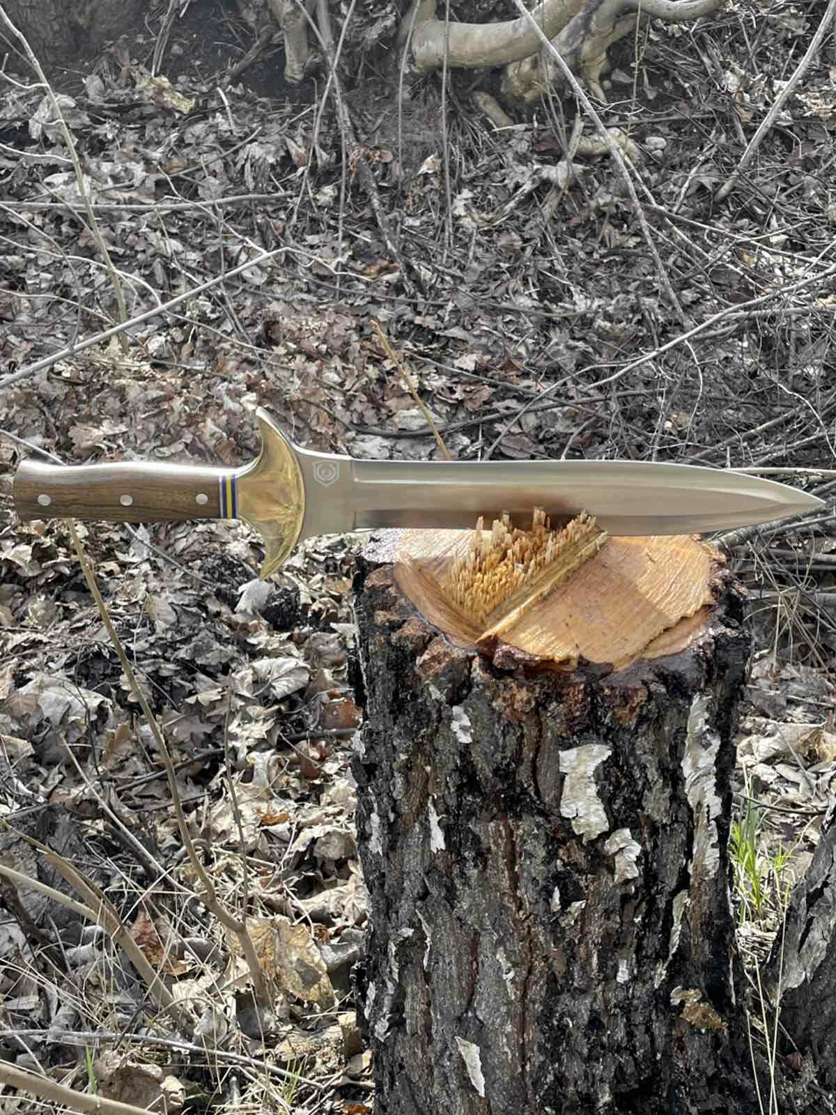 En gigantisk kniv, som är traditionell i Tyskland och kalla för Hirchfänger