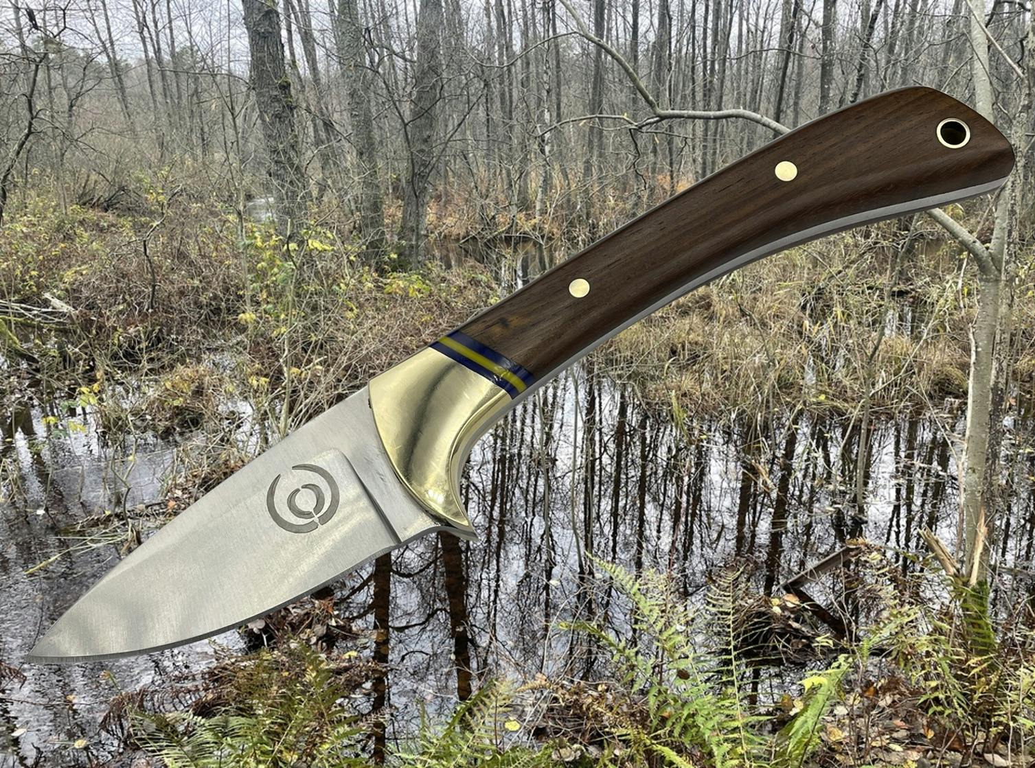 En vacker handgjord jaktkniv i 440c stål och valnöt