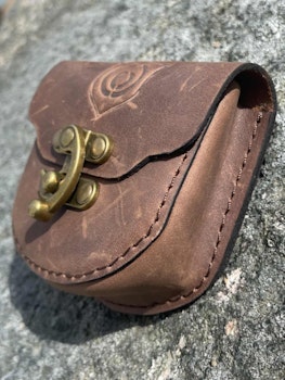 Chew pouch in leather