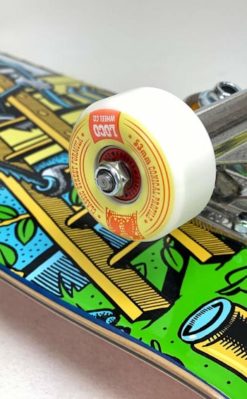 Pro Complete Chrononaut ''The Fly'' * Independent trucks