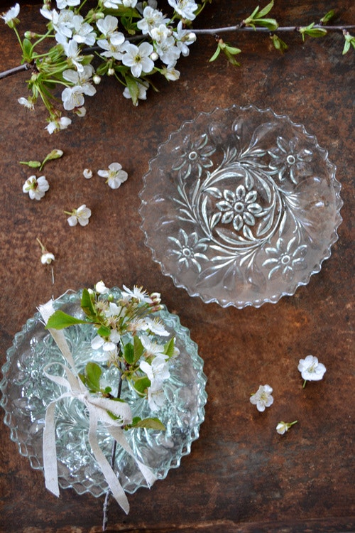 Assietter i glas med blommönster VINTAGE - Ladan Hemse