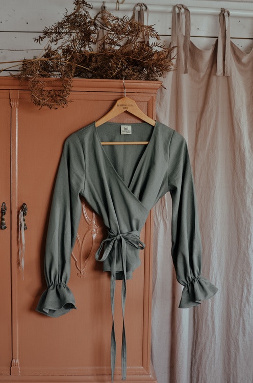 RUFFLE TOP - DUSTY GREEN