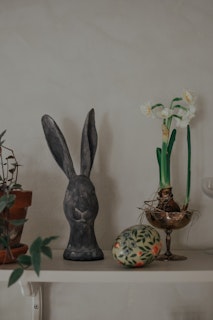 Hare, 28 cm - matt mörkgrå