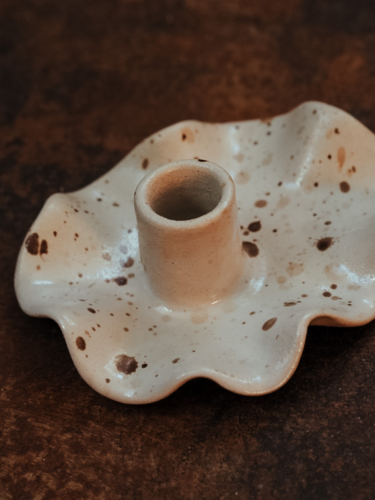 Ljusstake i keramik i stänk glasyr – Ateljé Lupp