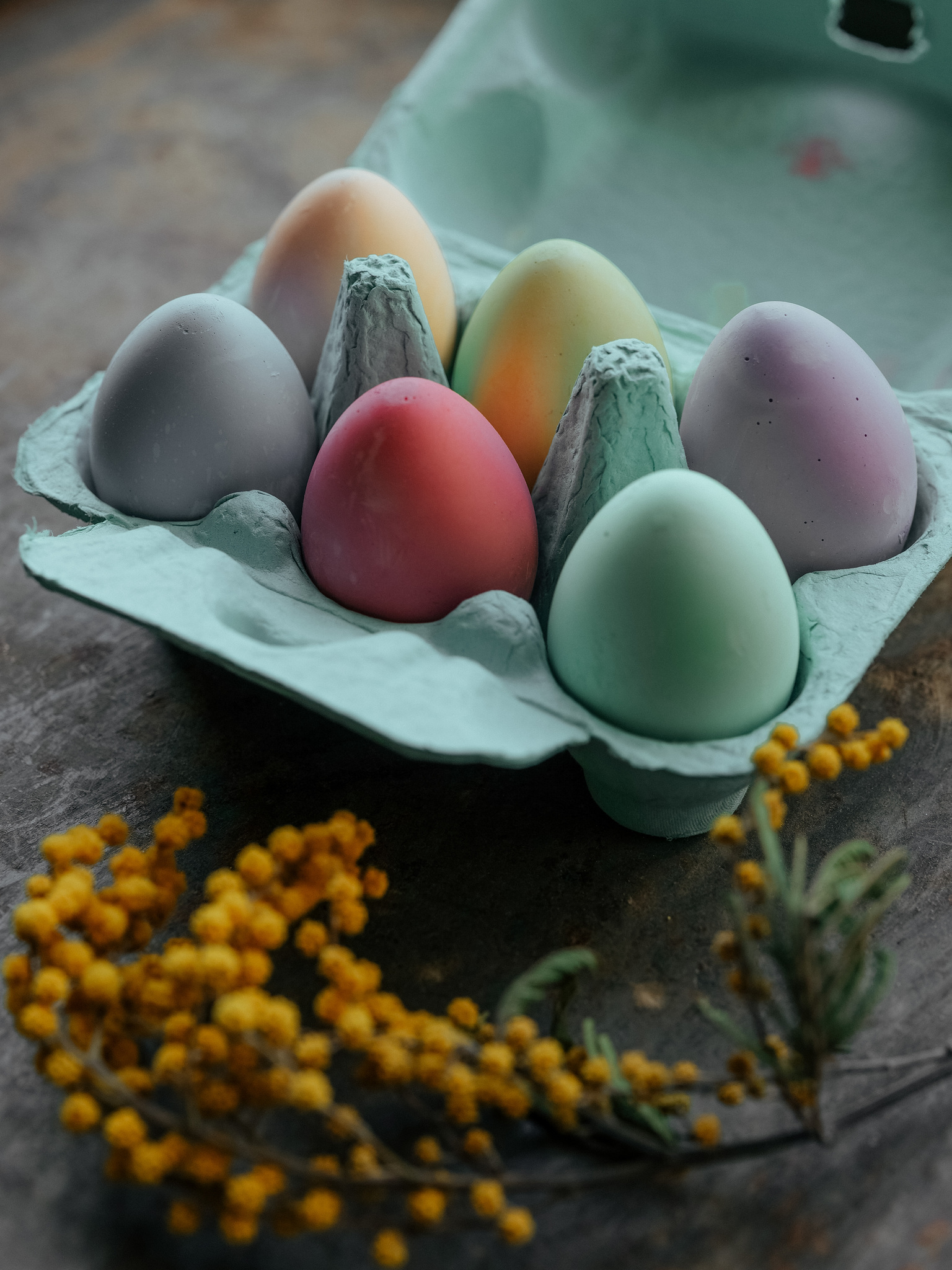 Kalkkritor ägg i äggkartong
