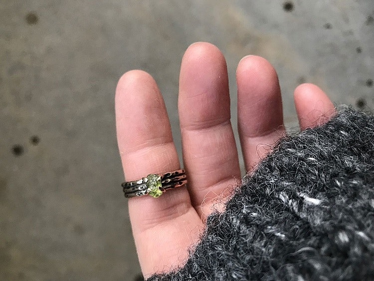 Bronsring med peridot sten, rustik ring.