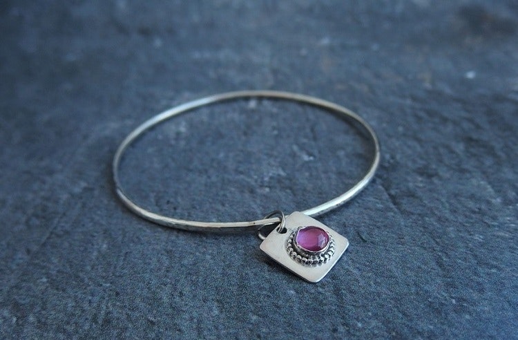 Silverarmband stelt med fyrkantig berlock och rosa sten