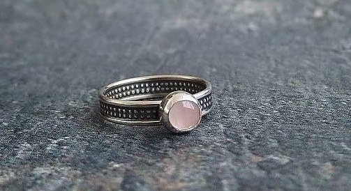 Rosa kalcedon ring i äkta silver. Oxiderad ring.