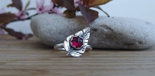 Äkta silverring med löv och rosa rubin sten