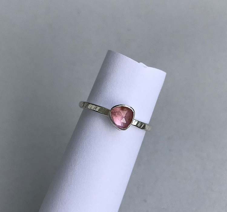 Vacker ring med rosa sten, turmalin.