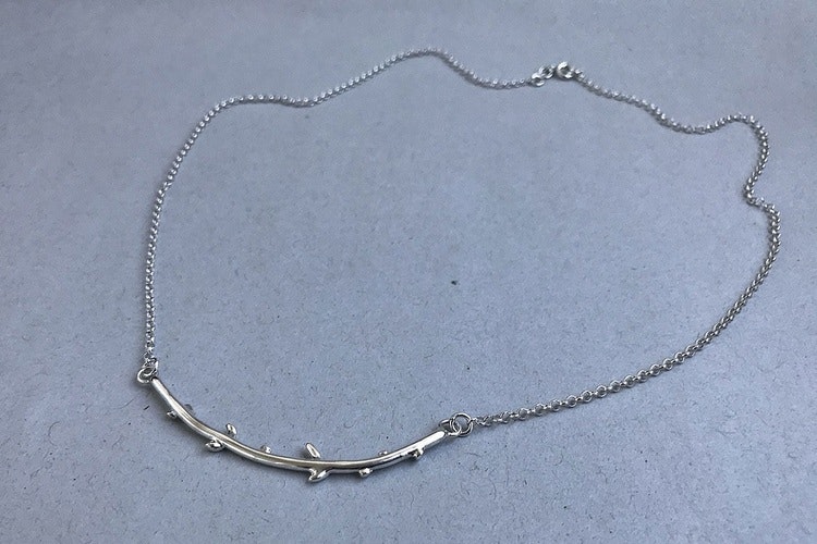 Äkta silverhalsband med lång gren