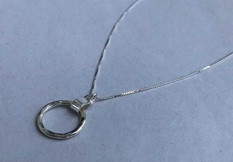 Halsband i silver med cirkel hänge