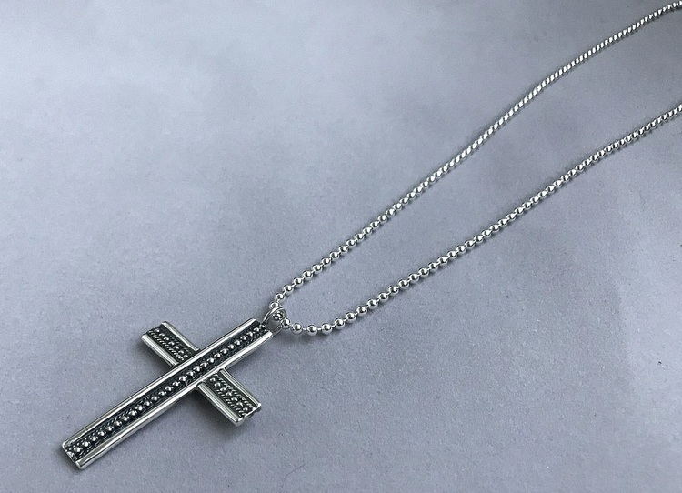 Kulhalsband med stort detaljrikt kors äkta silver. Herrhalsband.