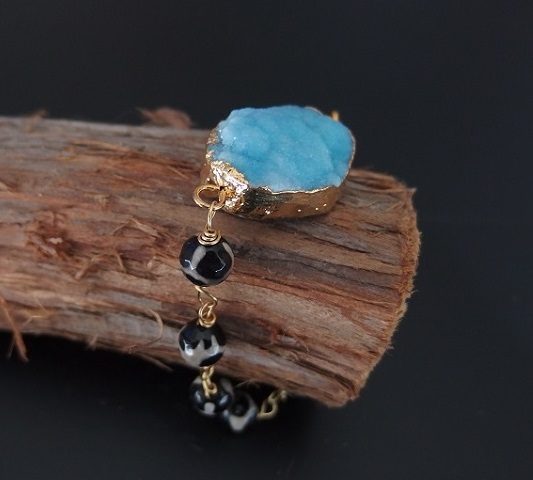 Armband med blå agat och svarta stenar