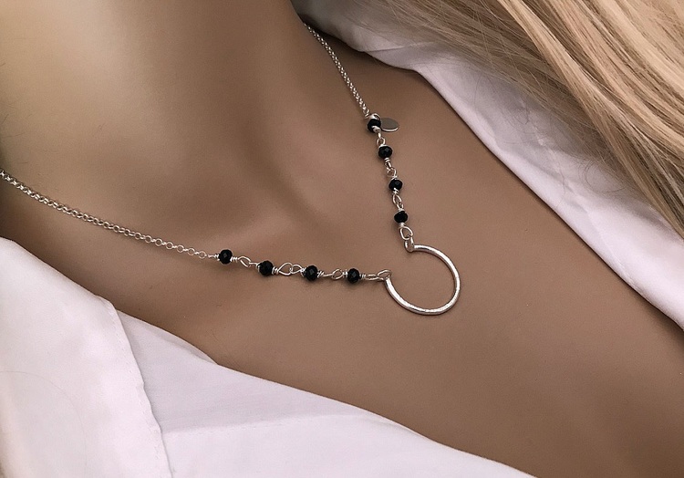 Kort halsband i äkta silver med svarta pärlor