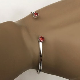 Stelt armband med röda stenar silver