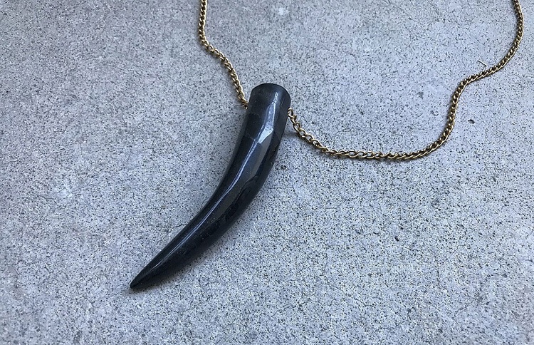 Halsband för män med svart horn i ädelsten