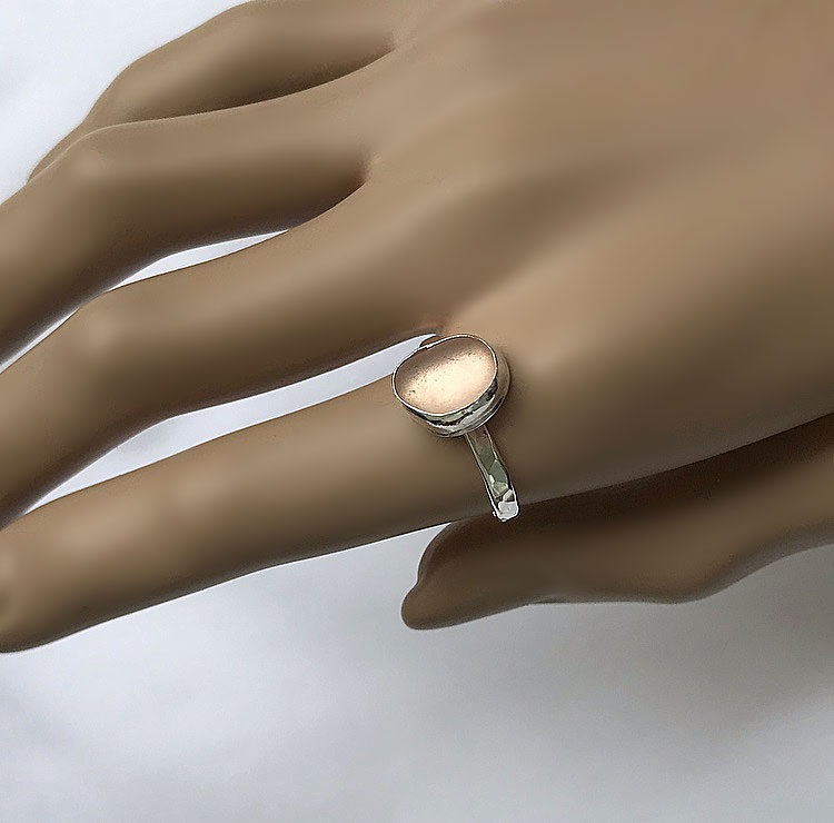 Rosa sjöglas ring i silver med hamrad yta