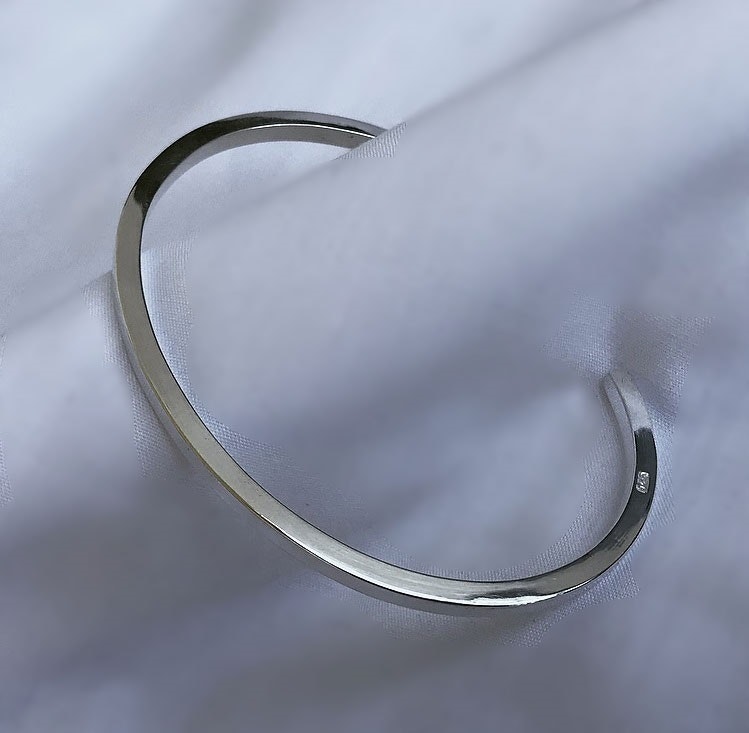 Tjock armring i fyrkantig silvertråd. Öppen armring äkta silver.