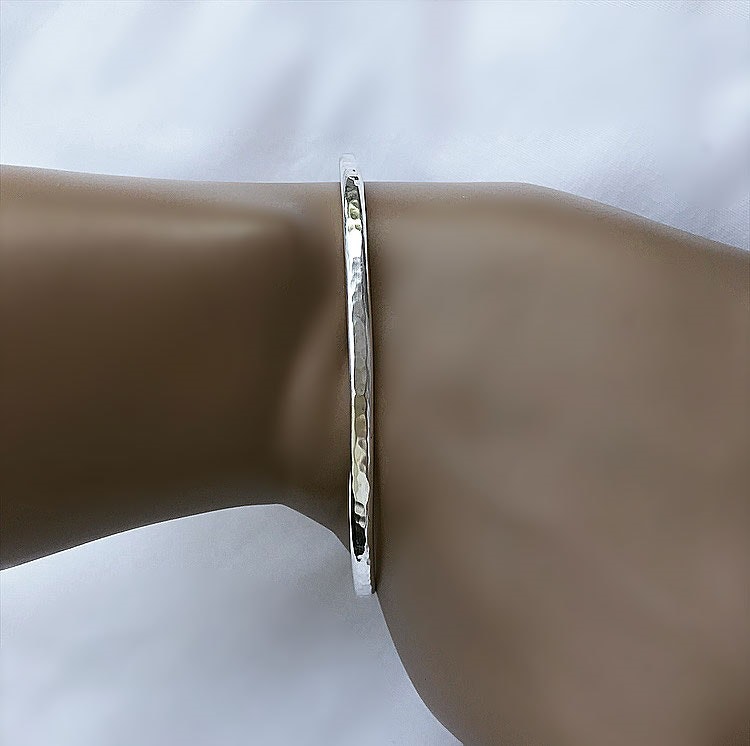 Stelt armband i silver med hamrad yta