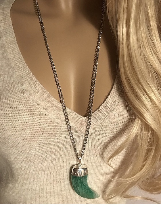 Silverpläterat stort halsband med grön stor sten.