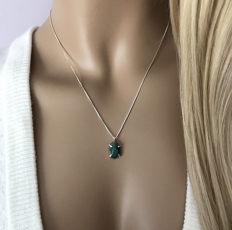 Halsband med grön emerald sten silver