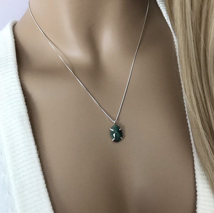 Halsband i silver med grön emerald