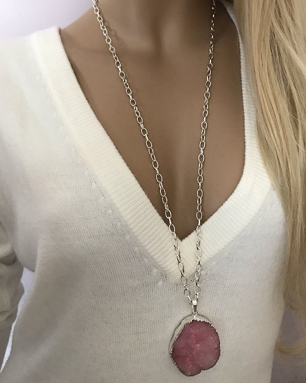 Silverpläterat halsband med rosa druzy agat sten