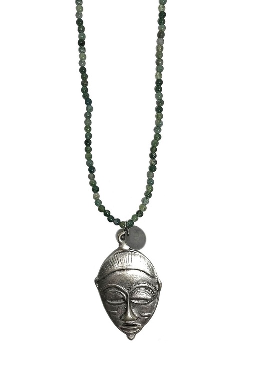 Långt halsband med gröna stenar och afrikansk mask hänge