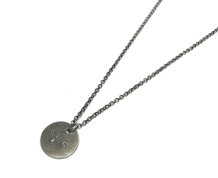 Oxiderat silverhalsband med rund bricka herr - C.M.H Design Jewellery