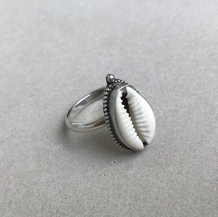 Vit cowrie ring silver