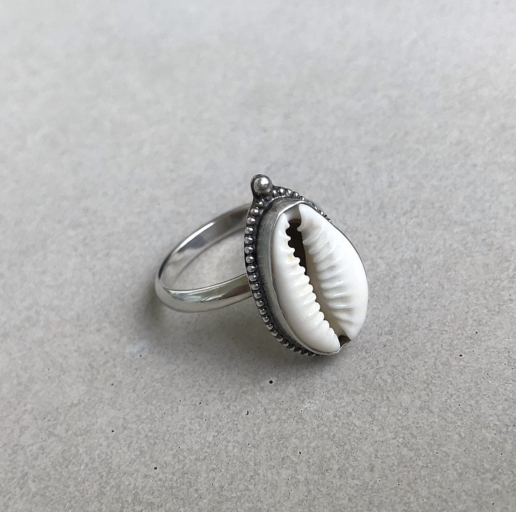 Ring med Cowrie snäcka