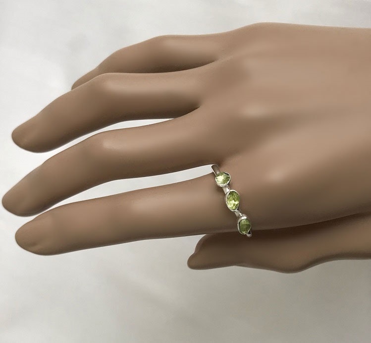 Silverring med flera peridot stenar