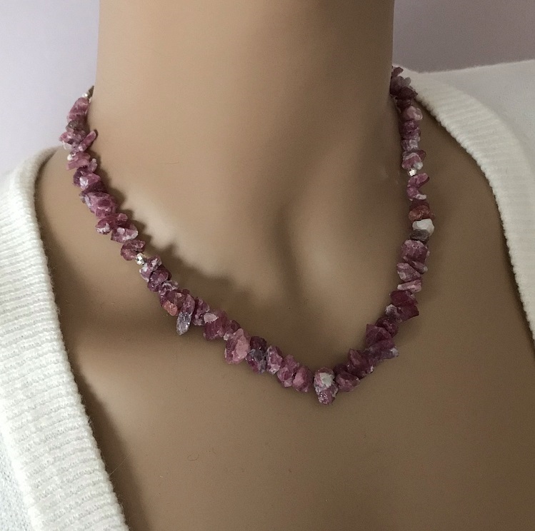 Rå sten halsband med rosa naturliga turmaliner