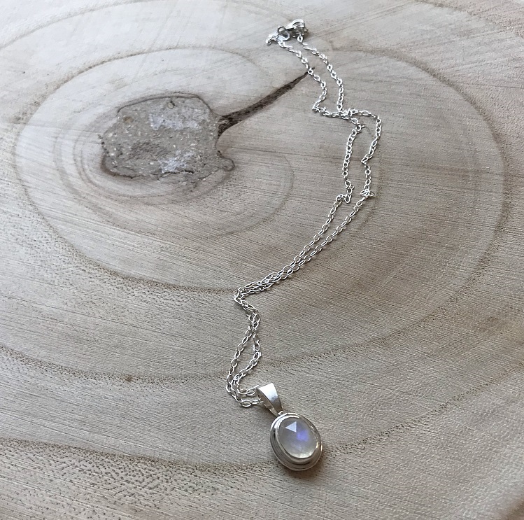 Halsband i silver med liten månsten