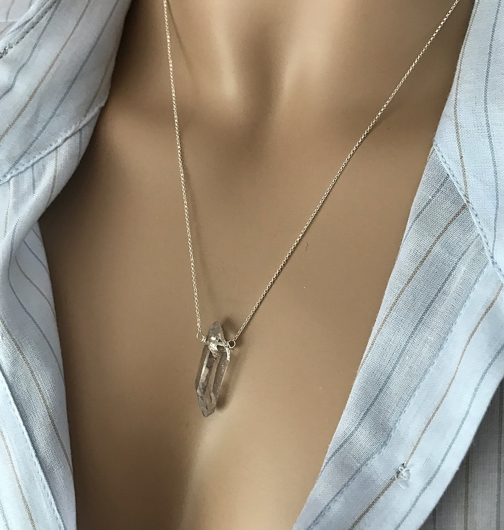Halsband i silver med rå bergskristall