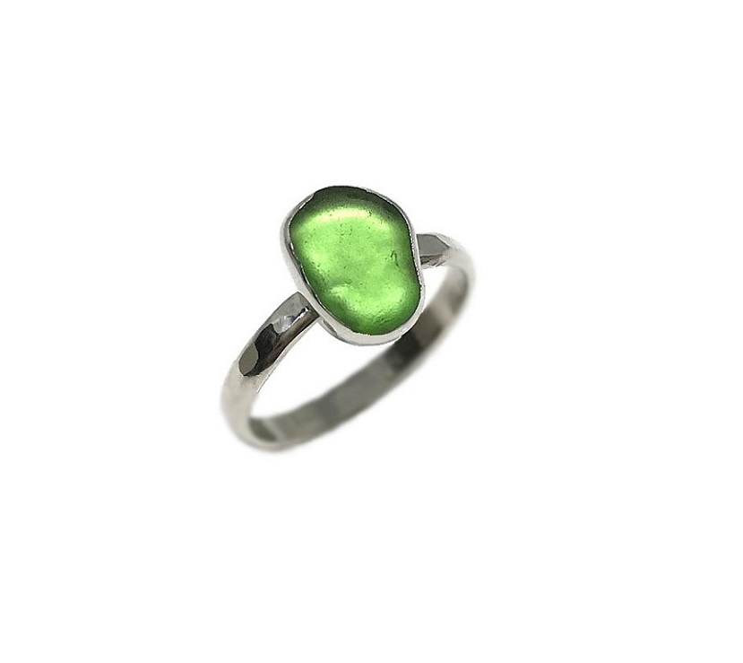Grön sjöglas ring i silver