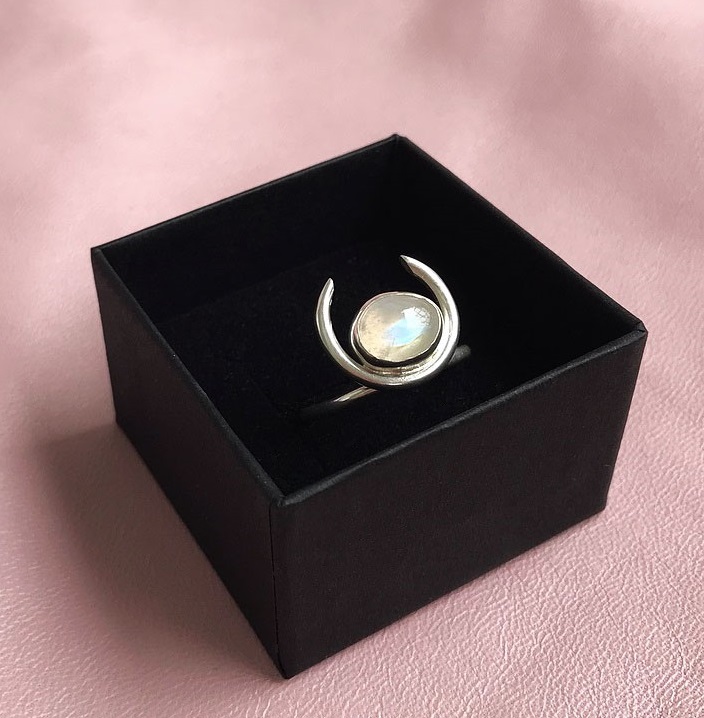 Modern ring med månsten silver