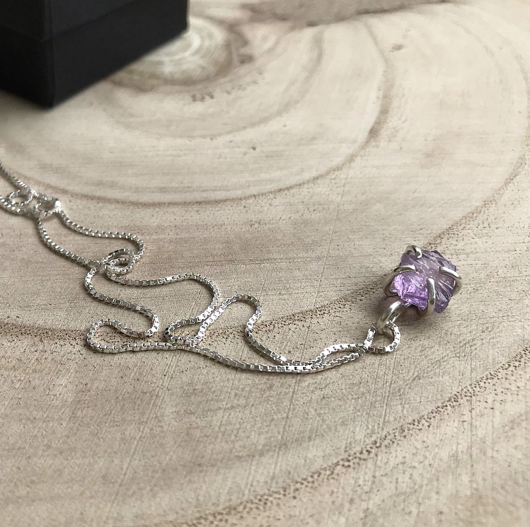 Halsband med rå lila ametist sten
