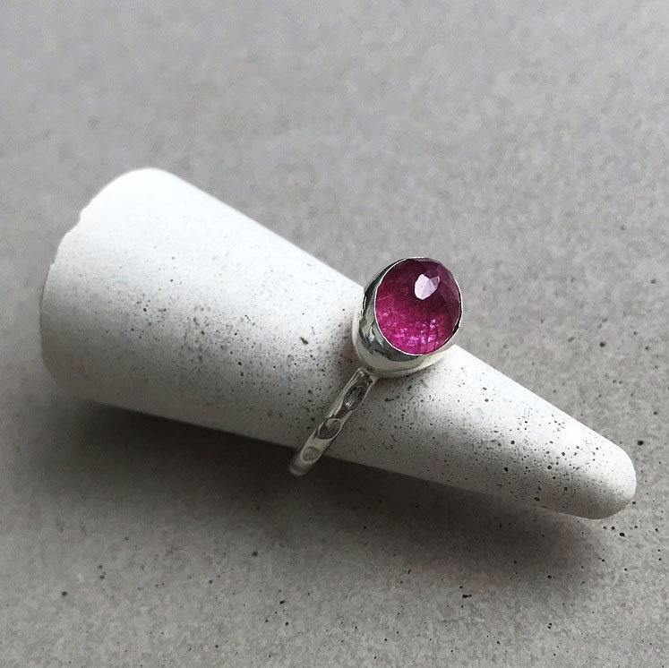 Silverring med rosa oval Safir sten - C.M.H Design Jewellery