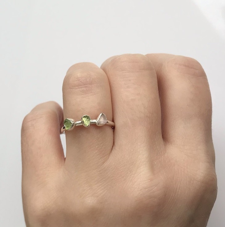 Ring med små råa ädelstenar, peridot och rosenkvarts sten silver.