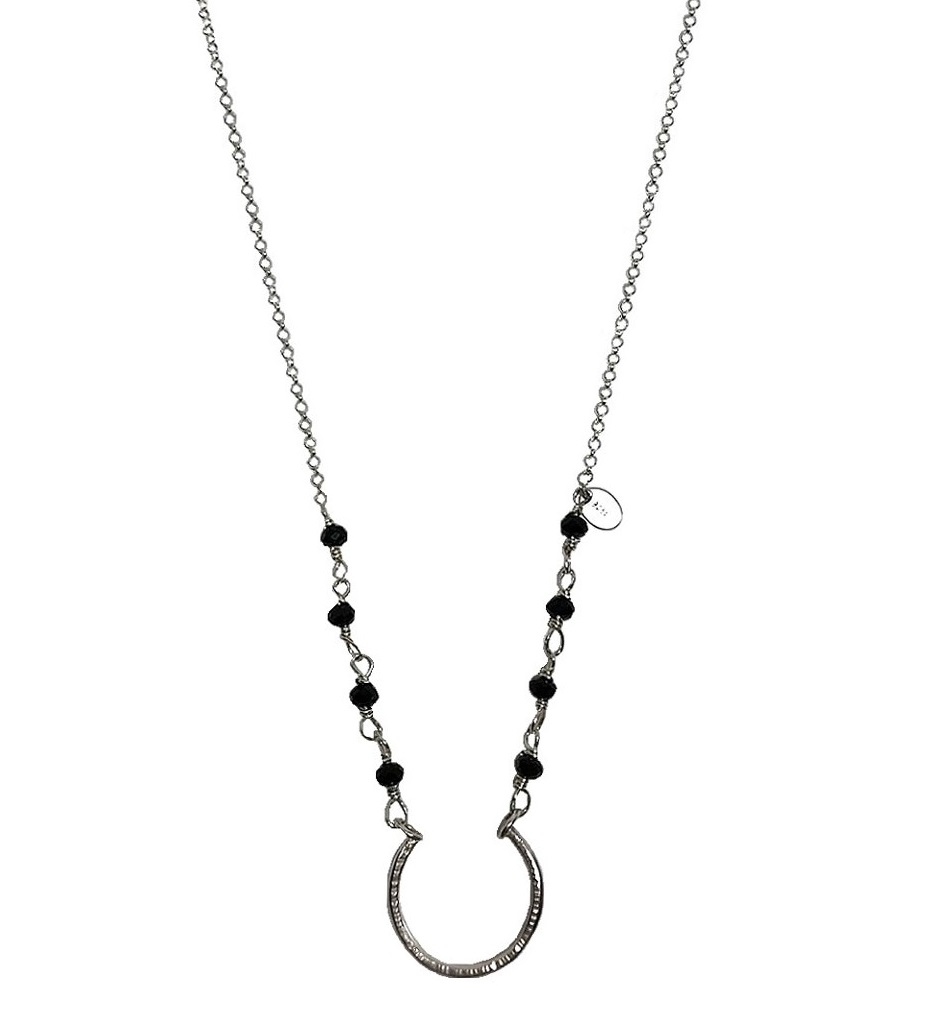 Silverhalsband med svarta pärlor och hänge